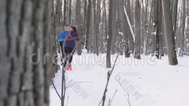 清晨，一对年轻的男女在冬天的森林里奔跑和交谈。